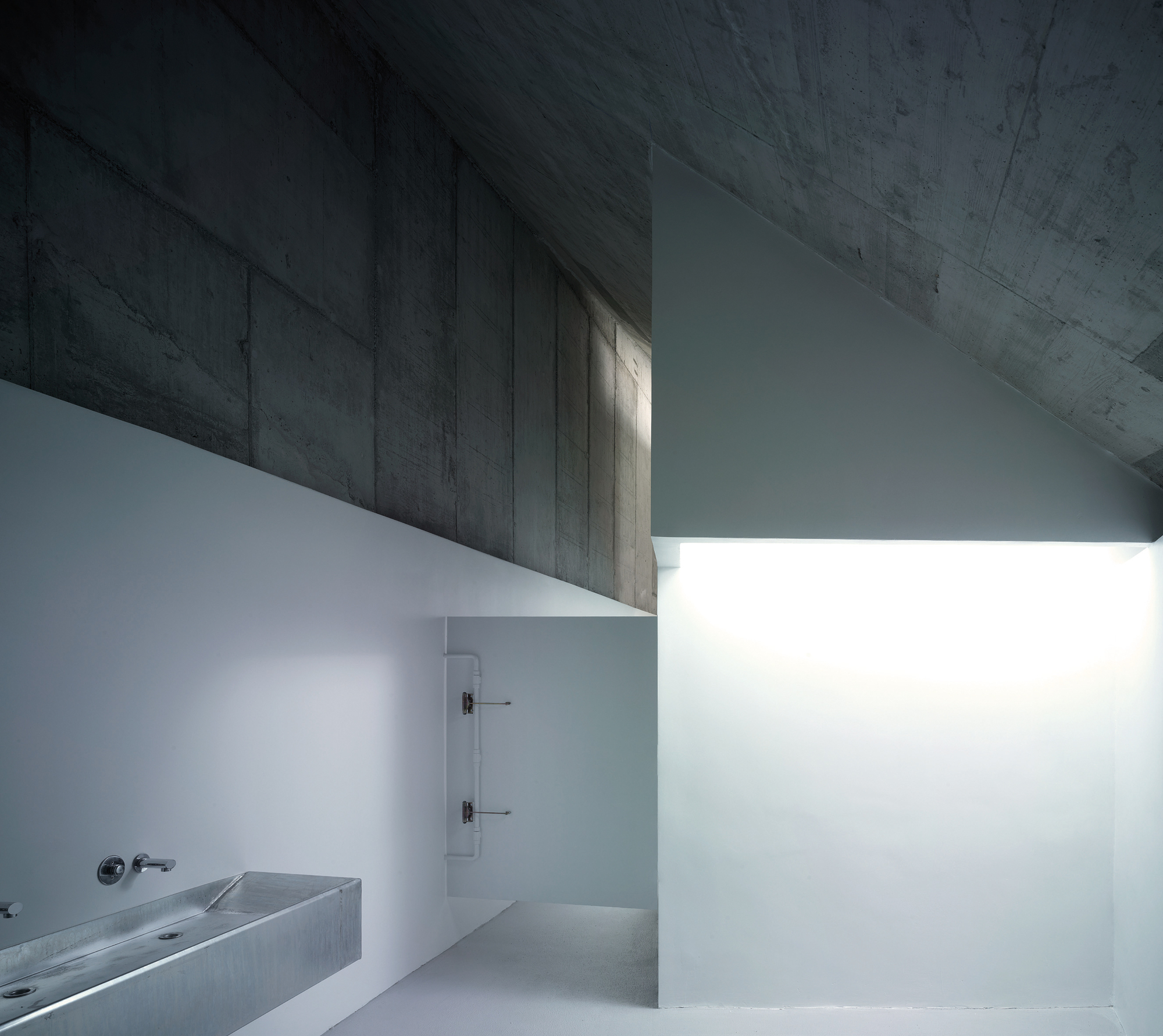 Public Pool on a Urban Artificial Valley / DJ Arquitectura-16