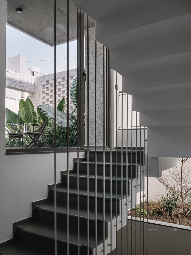 白色漂白之家 | 印度 Parvat Patiya 地区的现代简约住宅设计-21