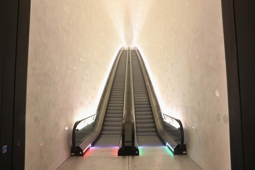 香奈儿 2018 早秋时装秀,德国汉堡 Elbphilharmonie 音乐厅的戏剧性舞台-9