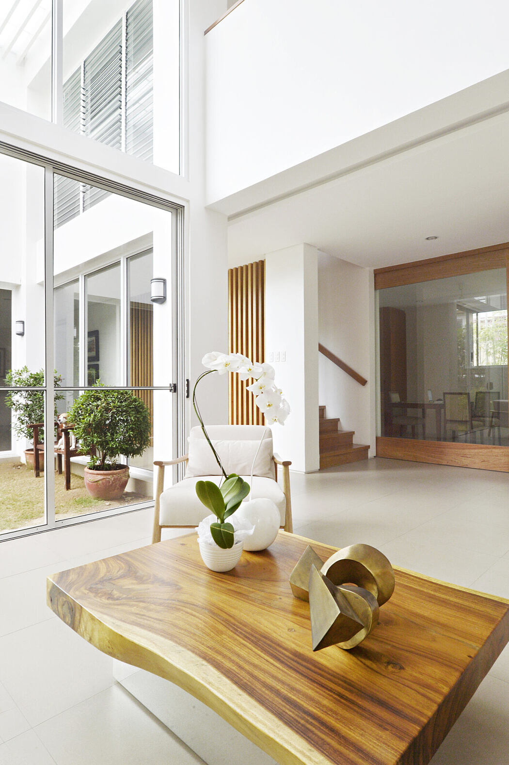 菲律宾马尼拉的双层现代庭院住宅-5