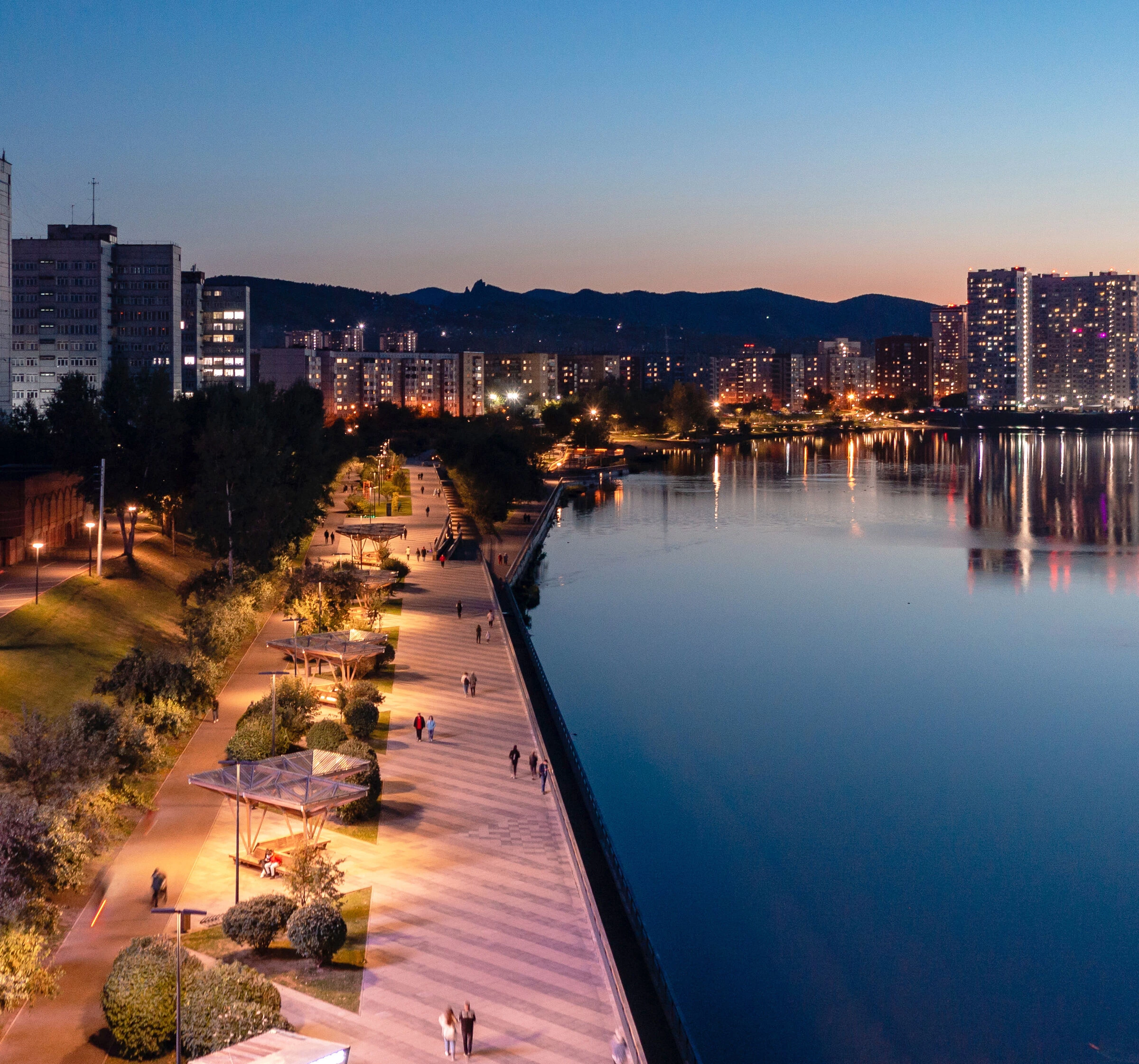 PROMENADE WITH AMPHITHEATER AND ART OBJECT-33