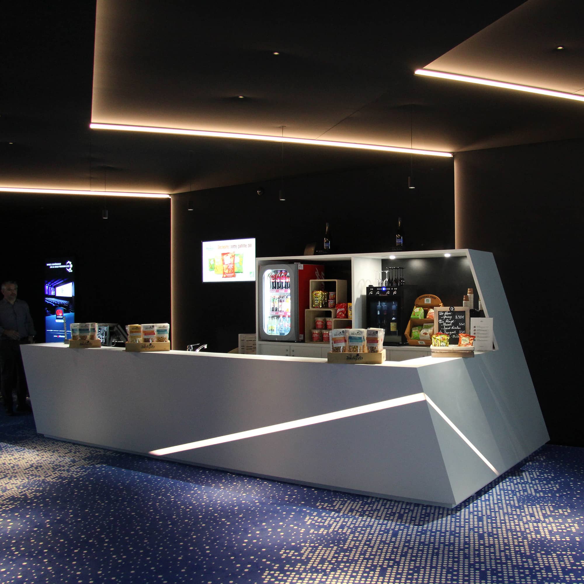 冰吧；冰酒吧

注：ICE BAR常见有两种表意，在不同语境中可能分别代表家庭用的小冰吧设备，或是以冰为主题、用冰打造装饰等的酒吧，如果有更具体的语境，可得出更精准的释义这里是按常见含义给出，未违反单一结果原则   丨ABP ARCHITECTES-17