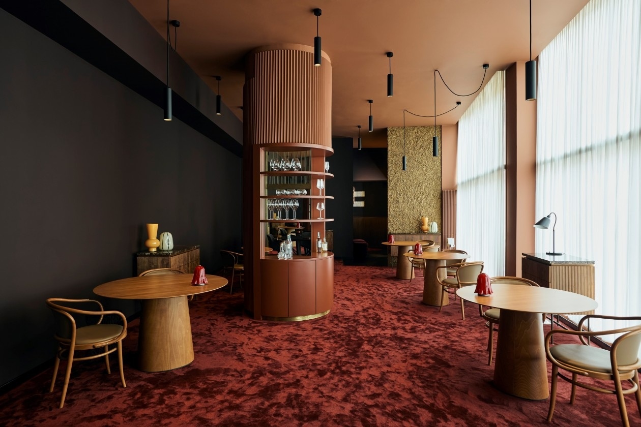 KICK.OFFICE | 一家用色大胆的餐饮空间-0