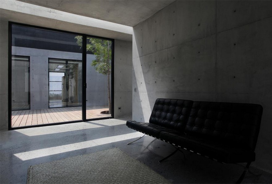 Rectangular Concrete House with an Interior Courtyard in Monterrey-21