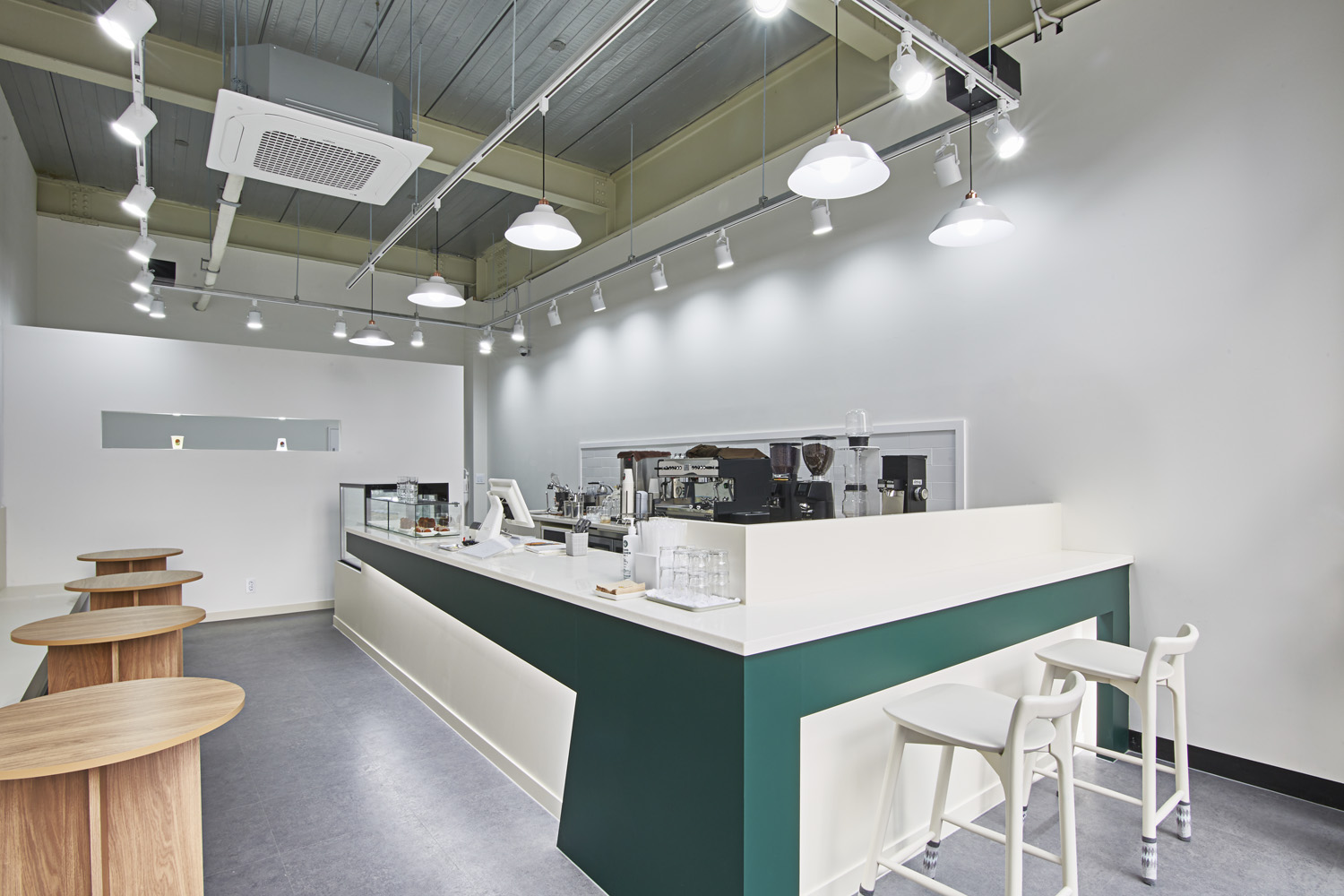 色彩点睛的 14 平米咖啡厅，打造温馨小空间-3