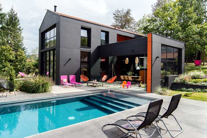 法国河边的黑色小屋 | 室内的明亮与活力-1