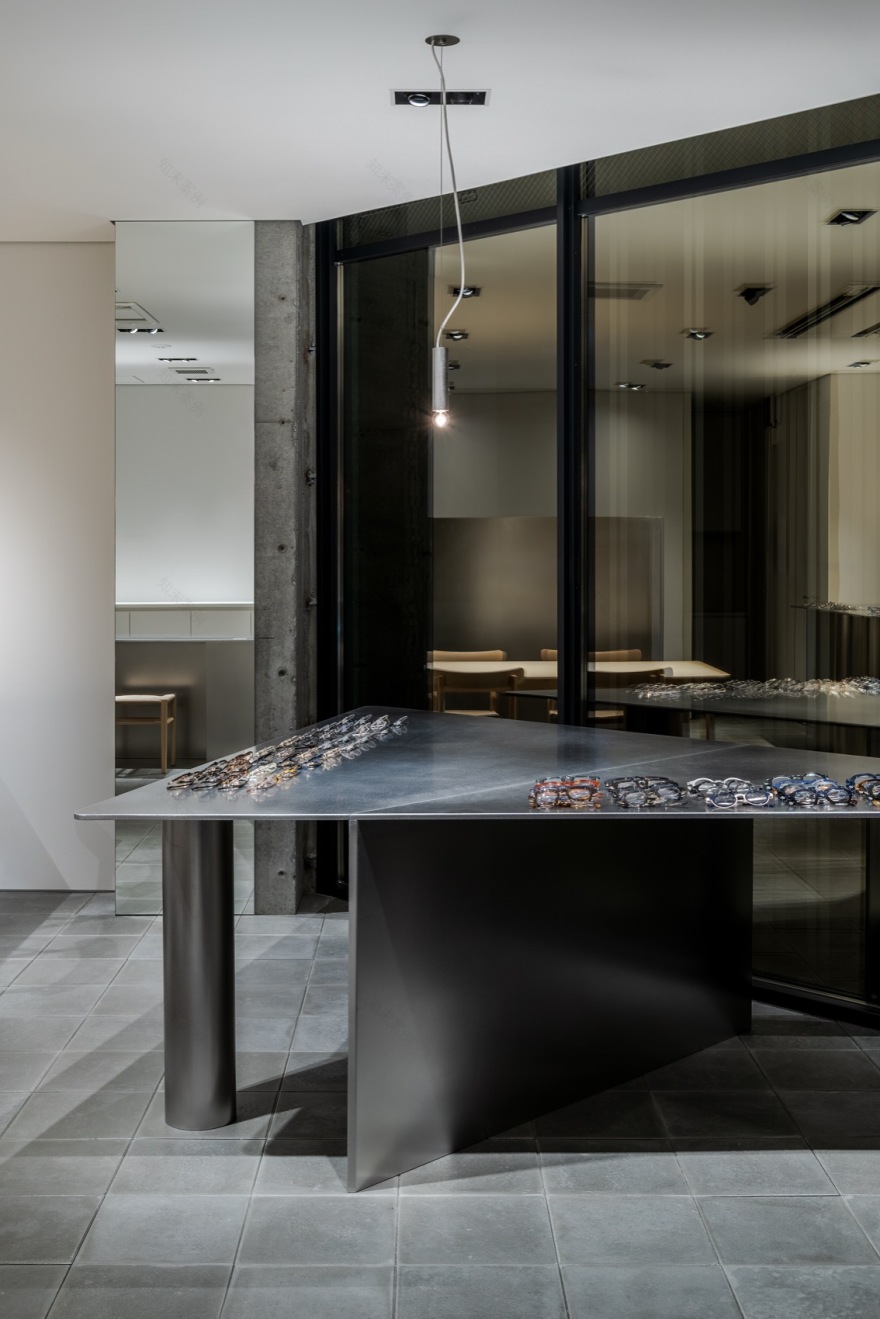 芦屋眼镜店
注:ASHIYA常见为日本地名芦屋,光学商店一般可理解为眼镜店 丨日本兵库丨RID-15