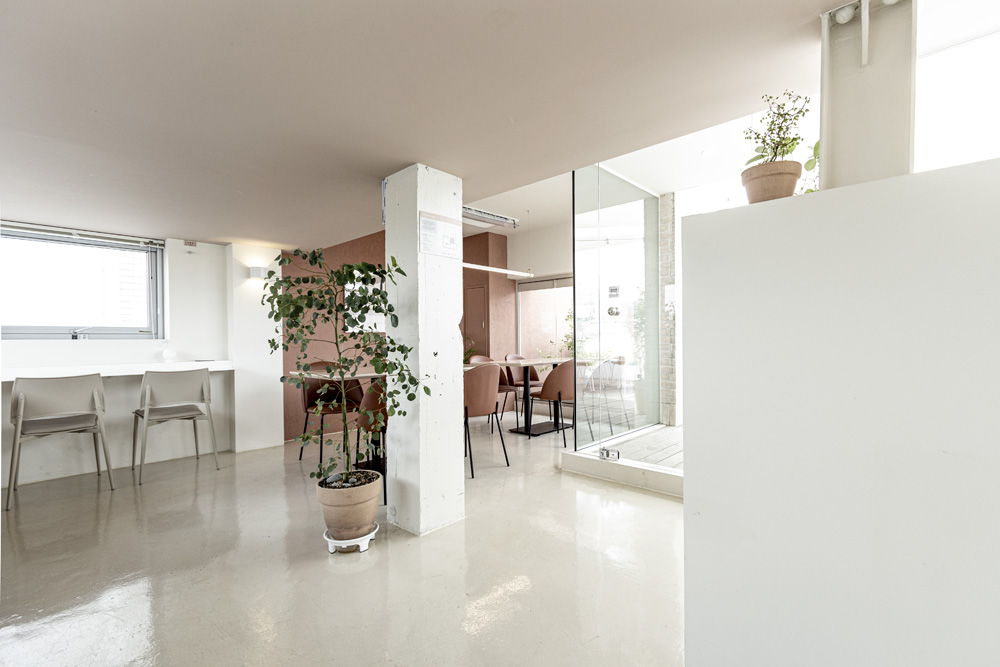 首尔通洞酒店咖啡厅 | 色彩点睛的现代概念空间-6