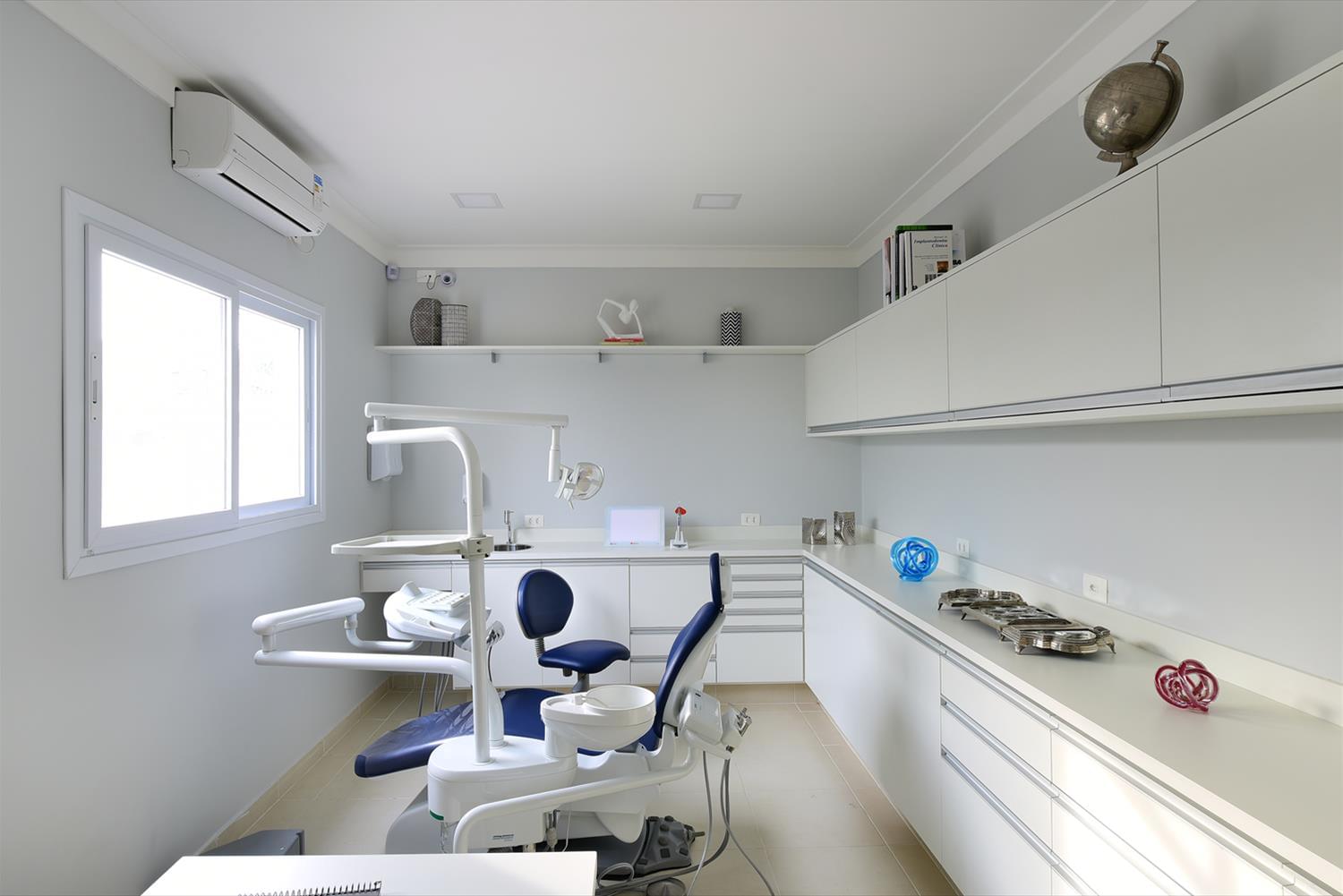 巴西 IBD Arquitetura 诊所设计 | 倾斜屋顶和蓝色调打造宁静医疗空间-9