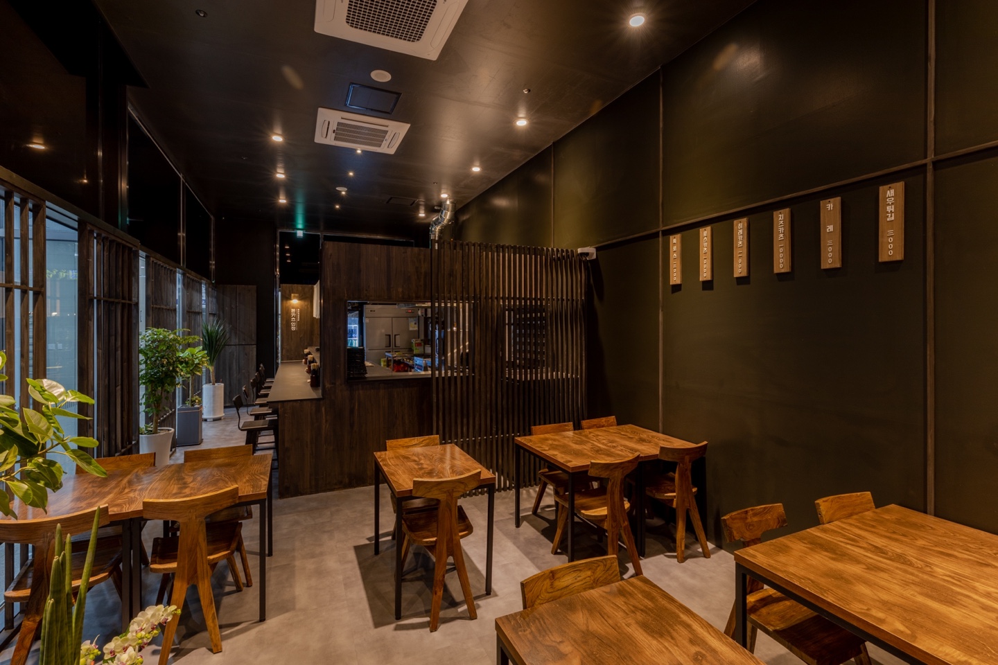 16 坪黑白色调简约风钱卡斯咖啡厅-3