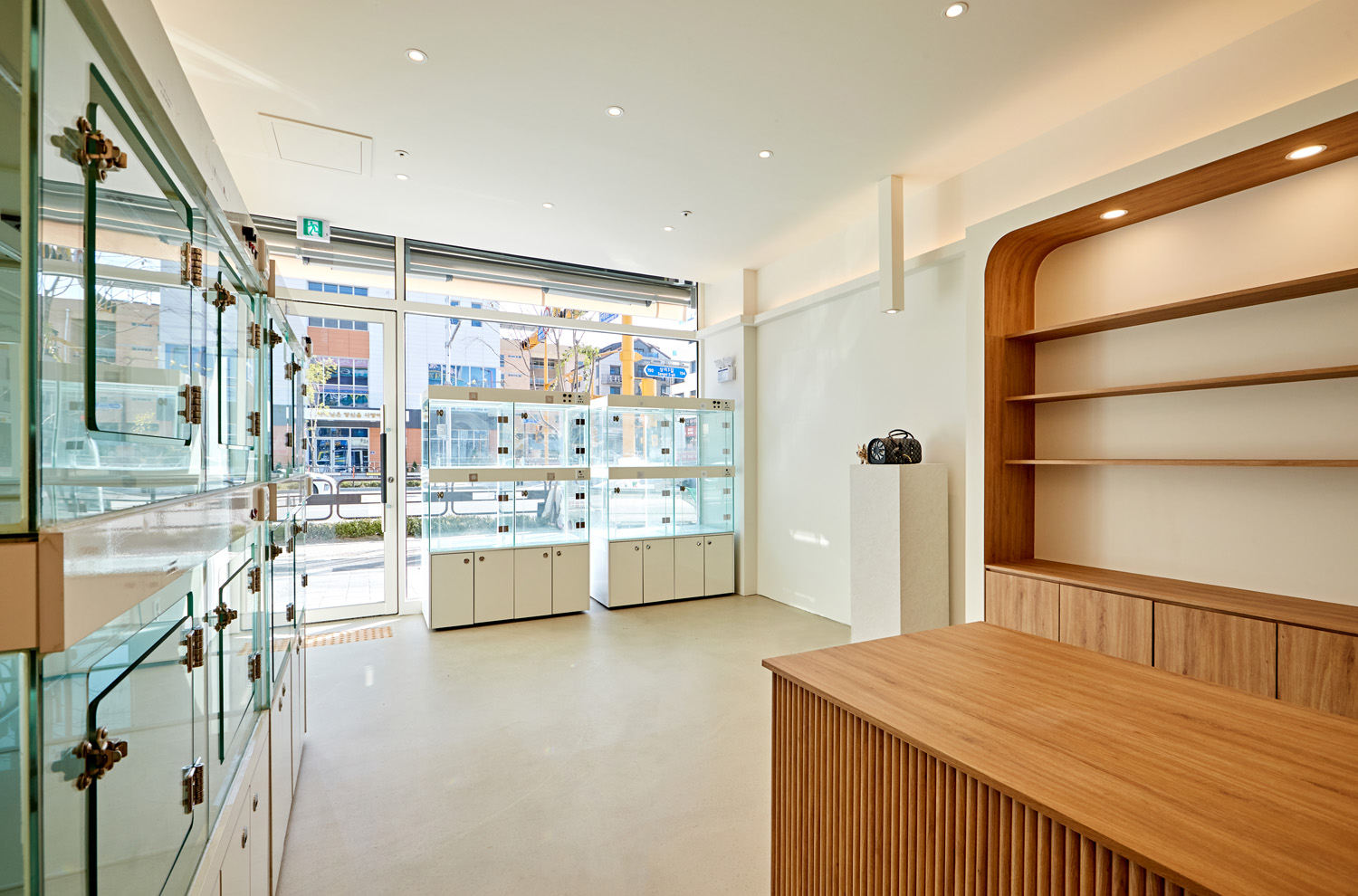 白色与木材的完美融合 | 12 平米小空间的精致内饰-13