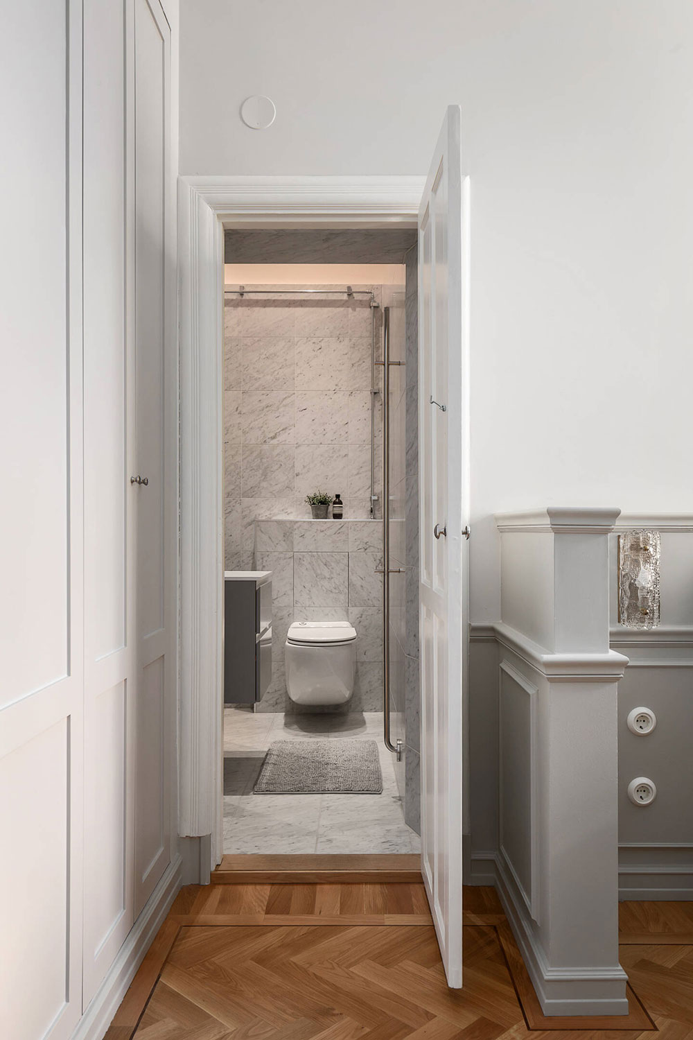 摩登斯堪的纳维亚公寓 | 彩色天花板的惊艳设计-22