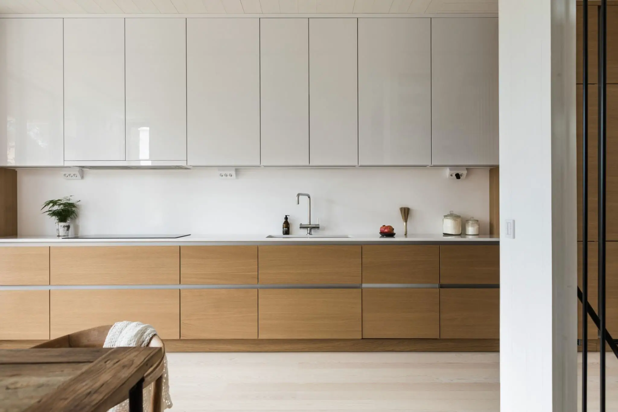 现代木质别墅的屋顶露台与极简内饰设计-4