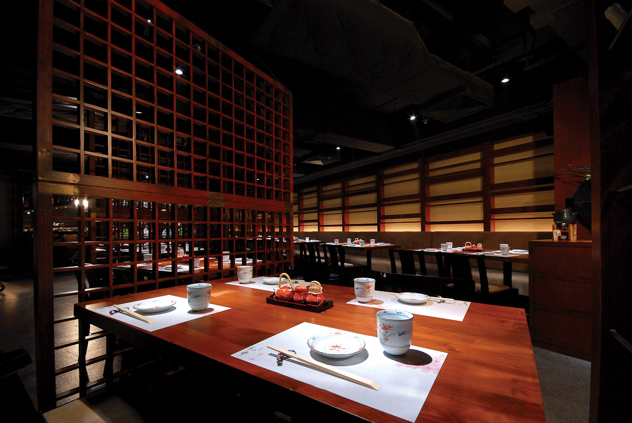 和幸精致日本料理餐厅

注：Wako音译为和幸，一般餐厅名字会采用音译，这里结合语境推测是餐厅名，Fine Japanese Dining直译为精致的日本餐饮，结合常见表达习惯，处理成精致日本料理餐厅 丨LUI design+associates-10