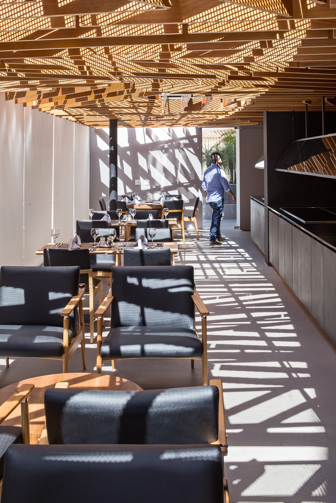 巴西 Norton 餐厅的悬浮木质天花板设计-32