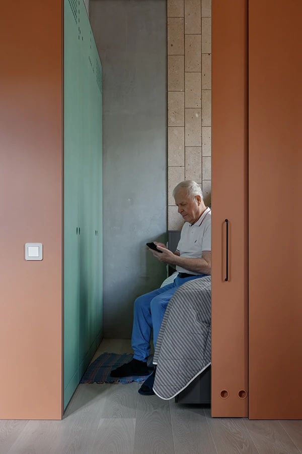 48㎡独居老人的彩色魔盒丨DVEKATI 团队-41