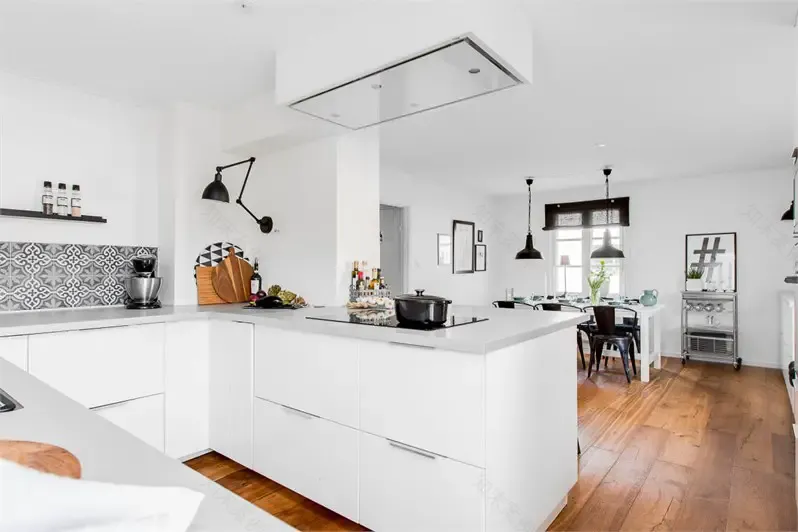 灰黑工业风厨房 | 完美融合 Tolix 钢椅与金属黑墙灯-5