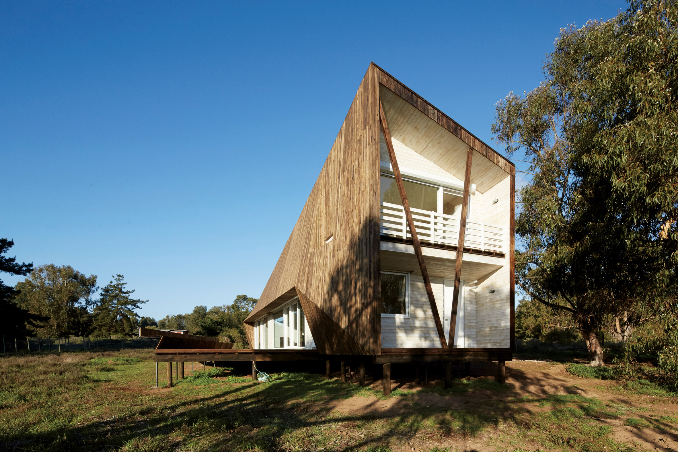Faceted house in Chile by Verónica Arcos offers ocean views through the forest-19