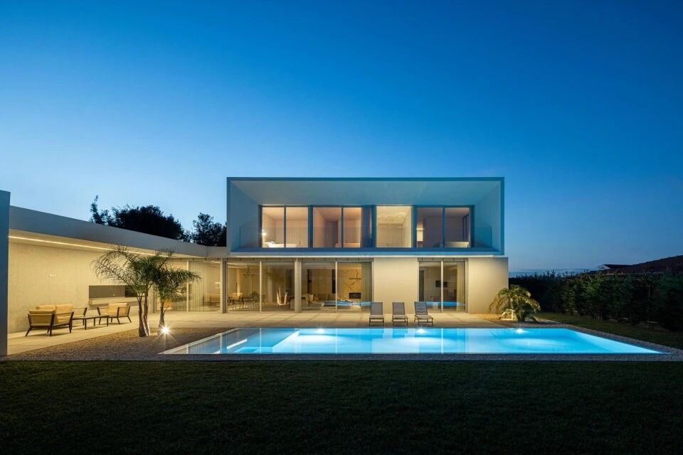 以自然采光与户外空间为核心   极简白色住宅  Arquitetura501-112