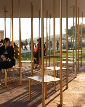 阿希扬候机(车)室
注:Aşiyan可能是特定的人名、地名等专有名词,由于缺乏更多背景信息,这里直接音译如果它在特定语境中有固定的中文译法,需根据实际情况调整 丨土耳其伊斯坦布尔