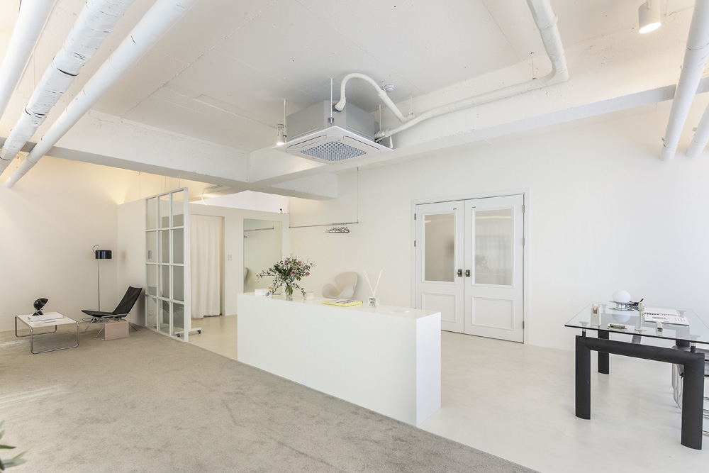 "白色与木色的高级 27 平米工作室"-7