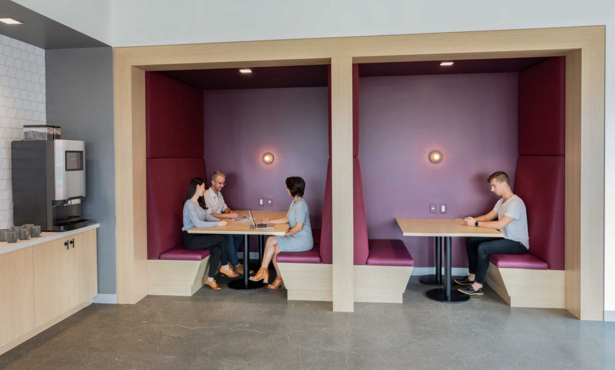 脑波元素融入办公空间设计,彰显功能与美学-14