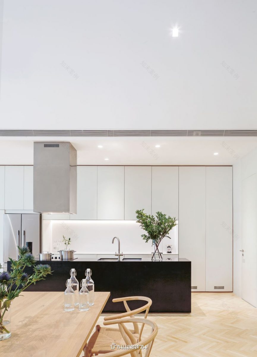 บ้านกล่องหลังคาทรงจั่ว ที่เปิดคอร์ตกลางรับพื้นที่สีเขียว - บ้านและสวน-13