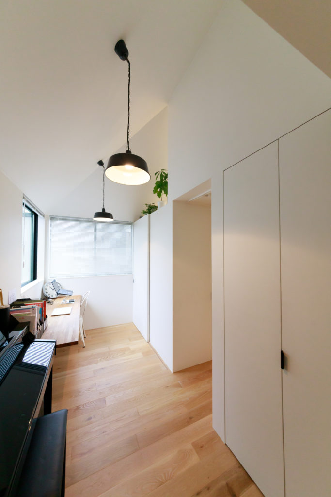 開放感とプライバシーを両立すみずみまで陽光が行き渡る光庭が導く心地よい空間 | Architecture | 100%LiFE-10