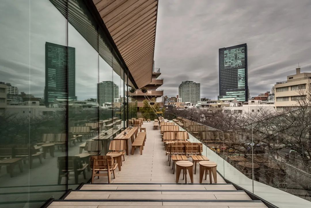 全球最美星巴克,花店、水族馆、百樱共赏-32