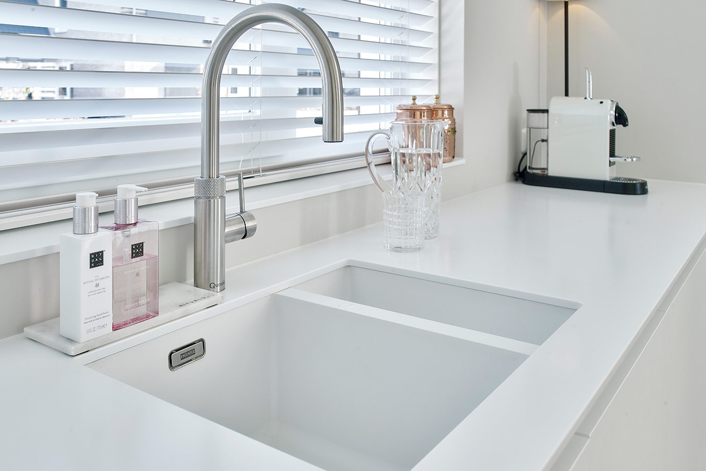 Urk现代白色岛台厨房设计丨荷兰丨Arma Keukens en Sanitair-46