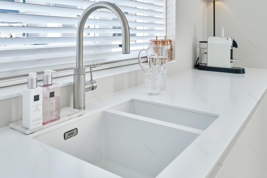 Urk现代白色岛台厨房设计丨荷兰丨Arma Keukens en Sanitair-46