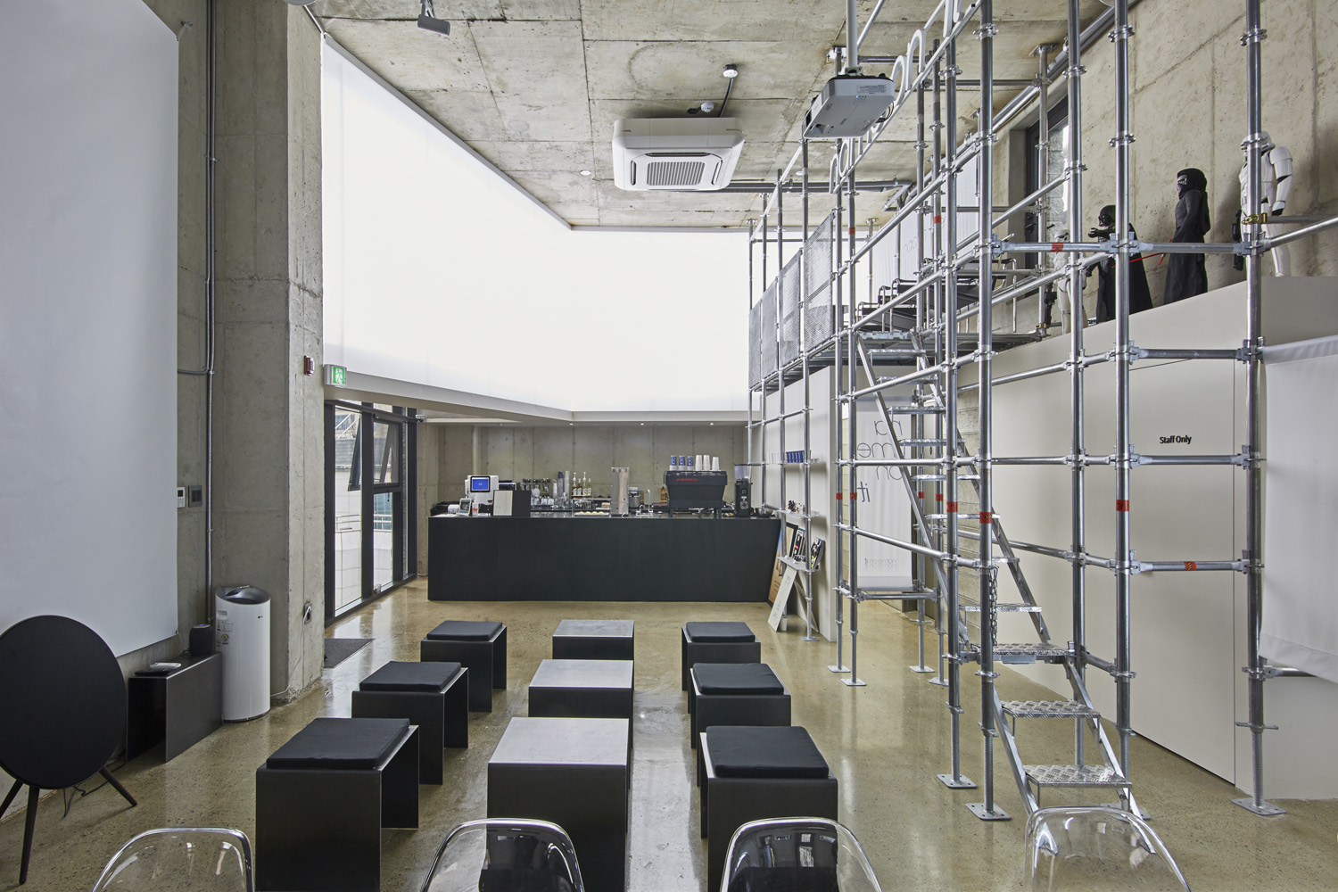 金属材质打造独特氛围的 50 平米咖啡厅-6