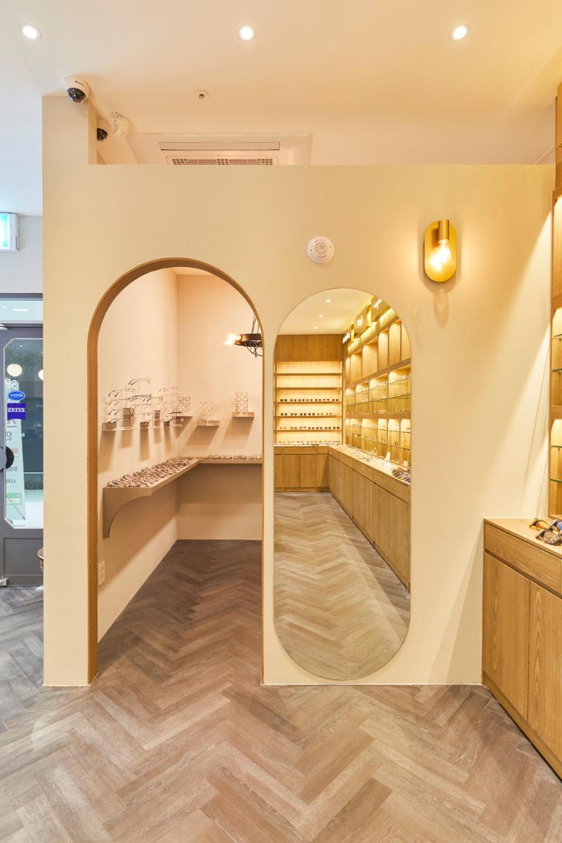 照明点亮 27 平米眼镜店空间-14