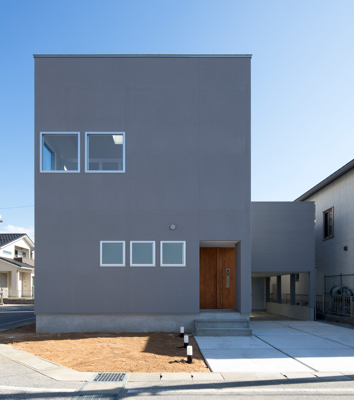 日本 Shiga 极简住宅 | 1.5 楼台打造私密户外空间-2