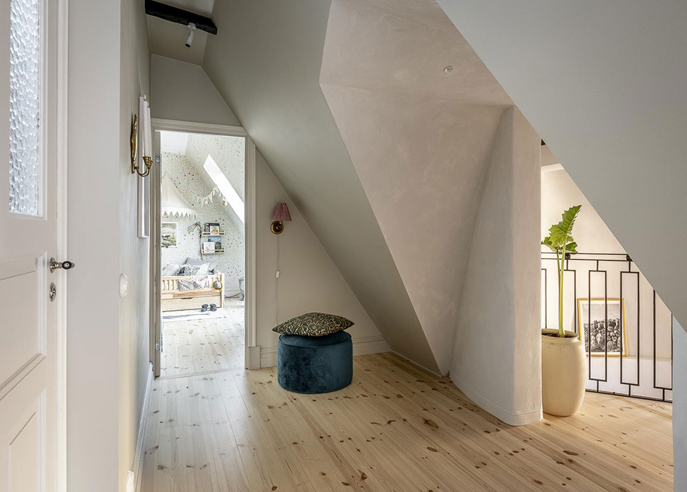 瑞典独特公寓设计，阁楼卧室墙纸亮点-23