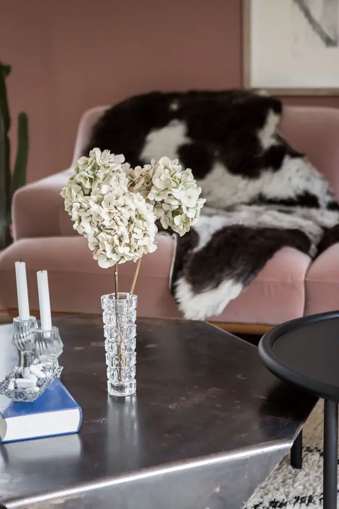 深色调木质大宅，演绎同色系搭配魅力-4