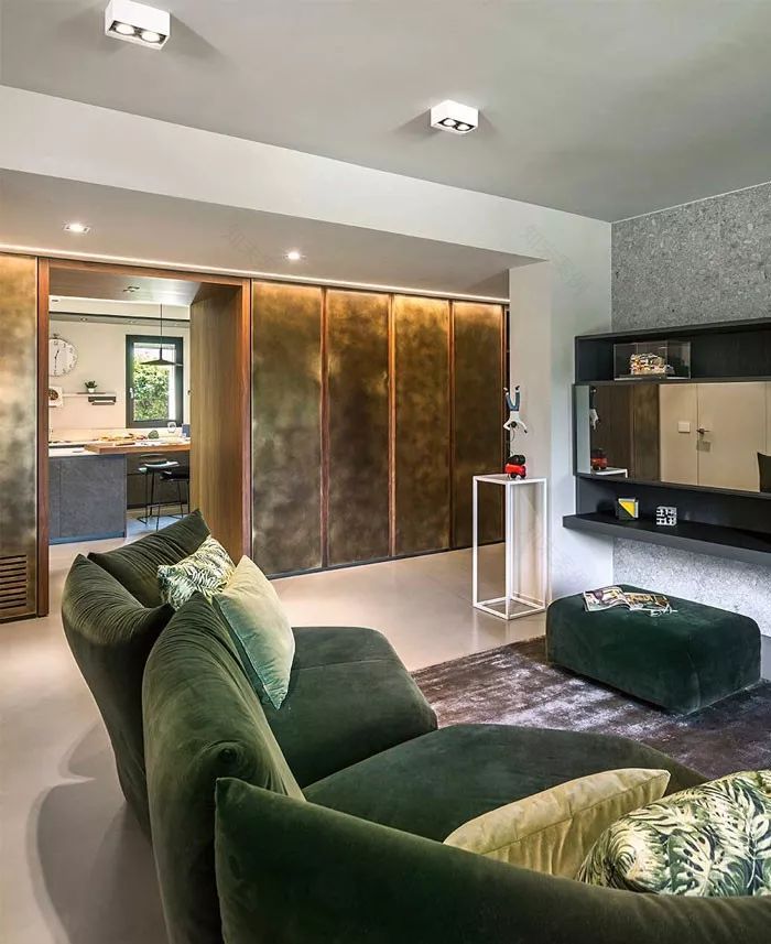 黄铜与天鹅绒元素完美结合的现代住宅 Flussocreativo Design Studio-1