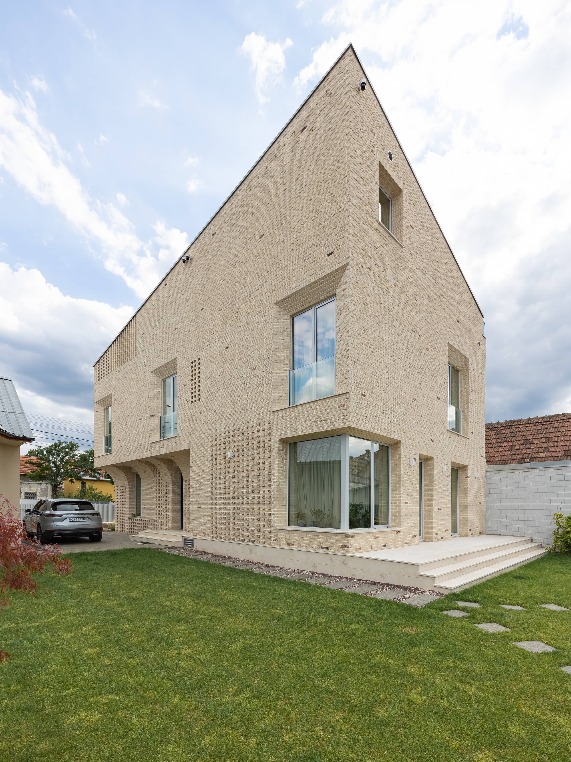 IG House / MoD studio-24