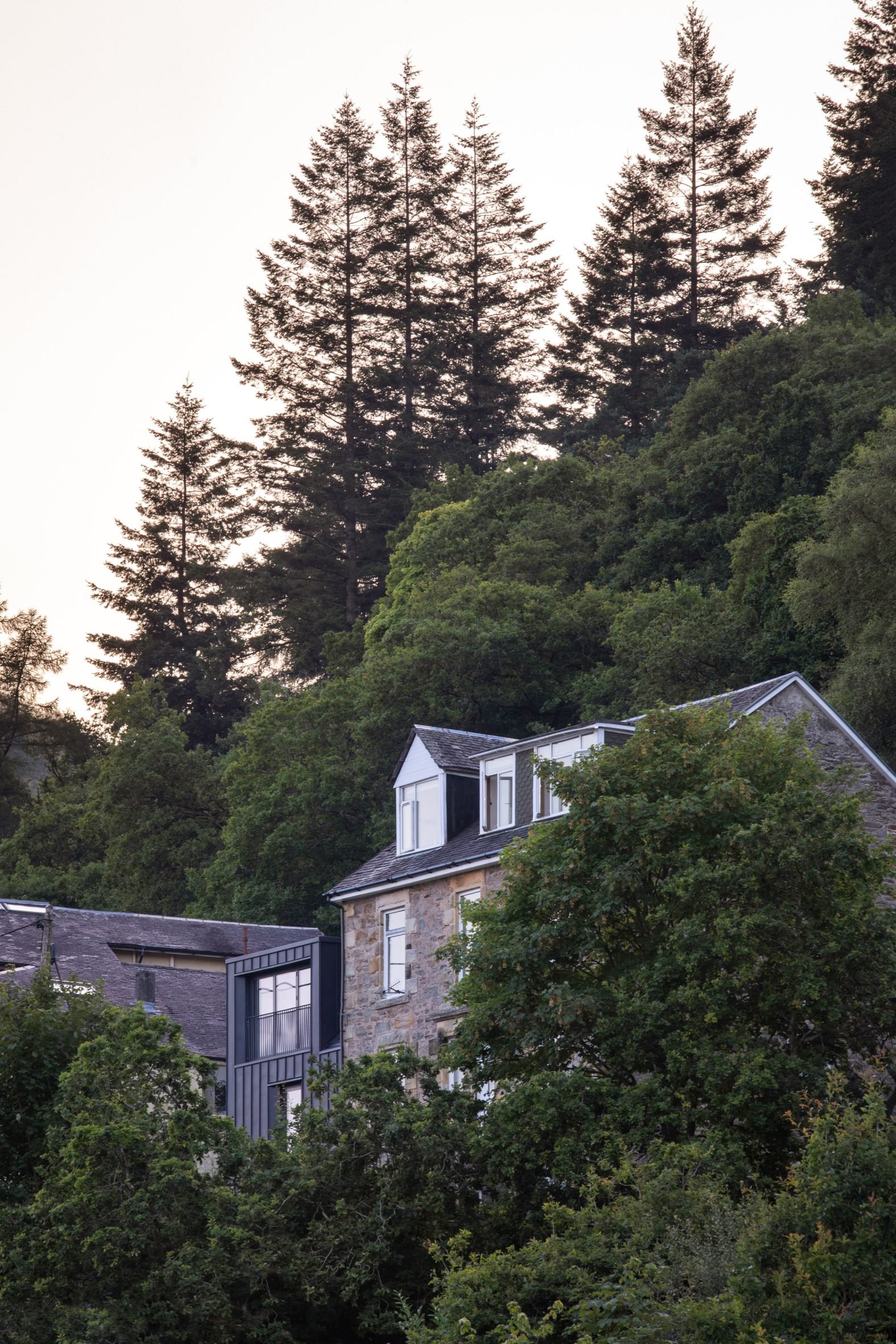 技术之宅 | 苏格兰乡村的现代金属住宅-3