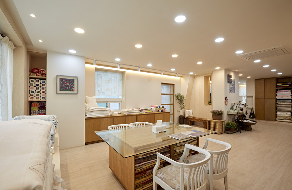 温馨宜人，专业打造——首尔“이원”羽绒被品牌店室内设计-3