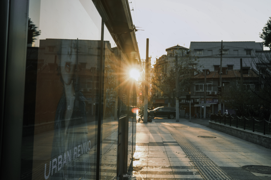 影子躺在地面上 · 不如回到街头丨中国上海丨whyseeimage-52