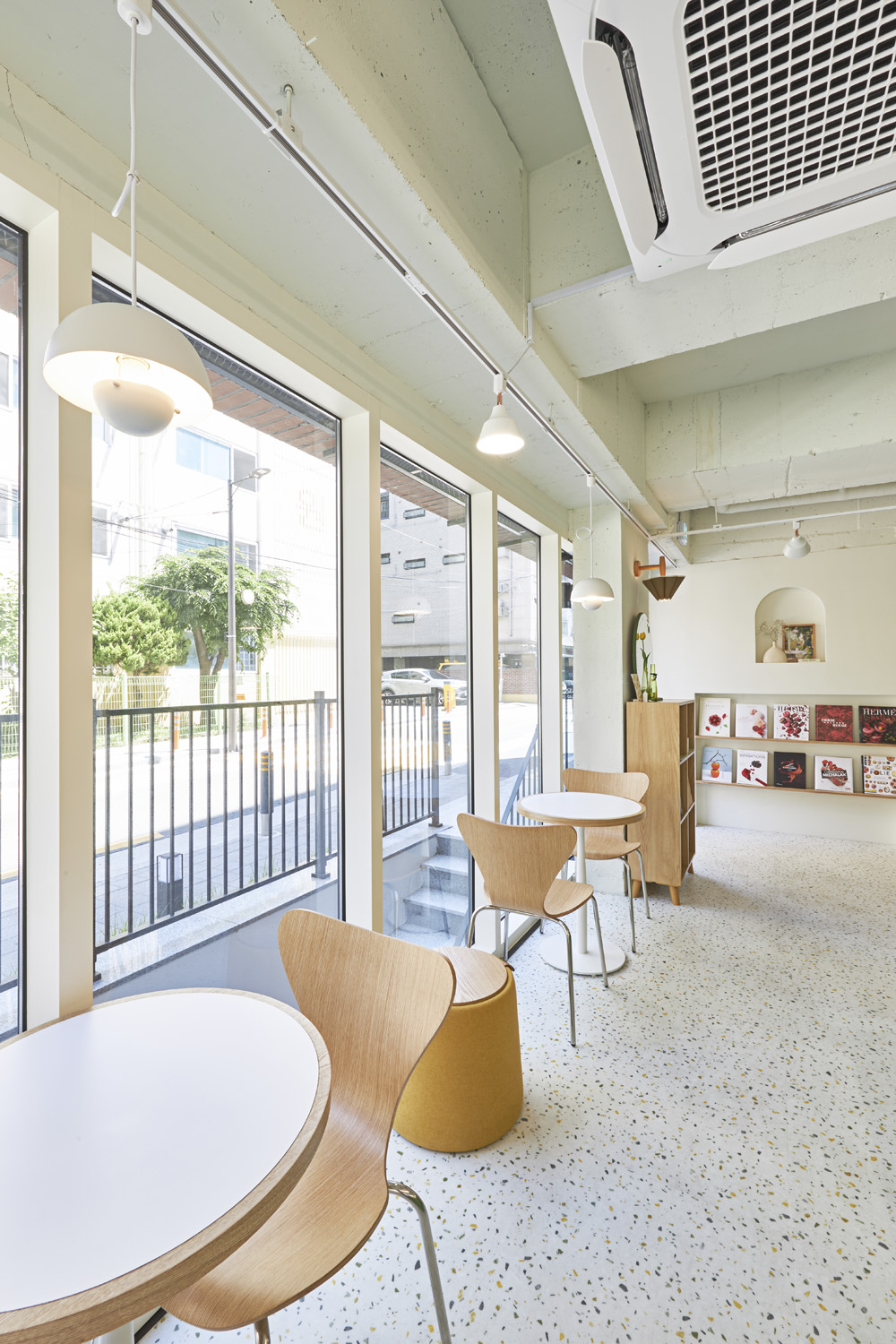 十坪咖啡厅的现代简约设计风格-10