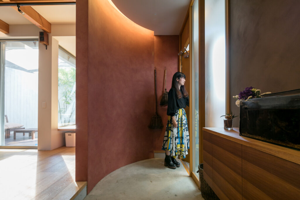 薪ストーブのあるピットリビング　外とのつながりがくつろぎを生む “共有”の空間と時間を作る家 | Style of Life | 100%LiFE-6