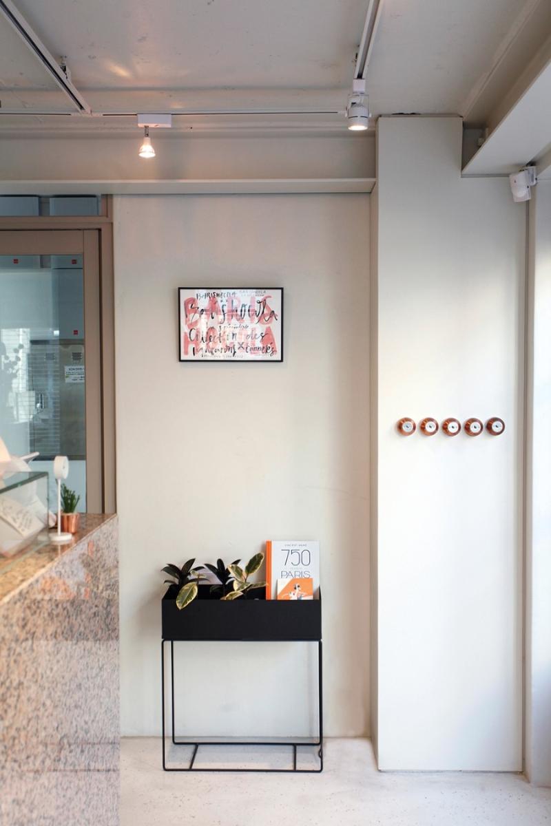 首尔十坪高级现代甜品店设计-8