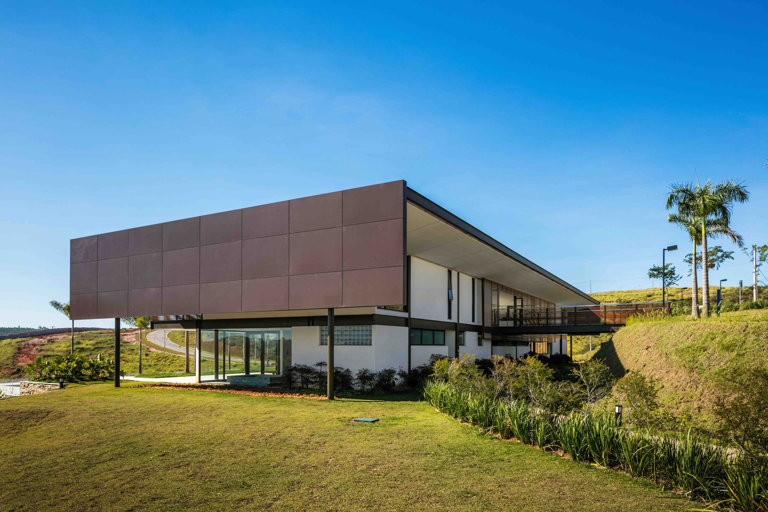 巴西自然景观中的社交俱乐部总部-39