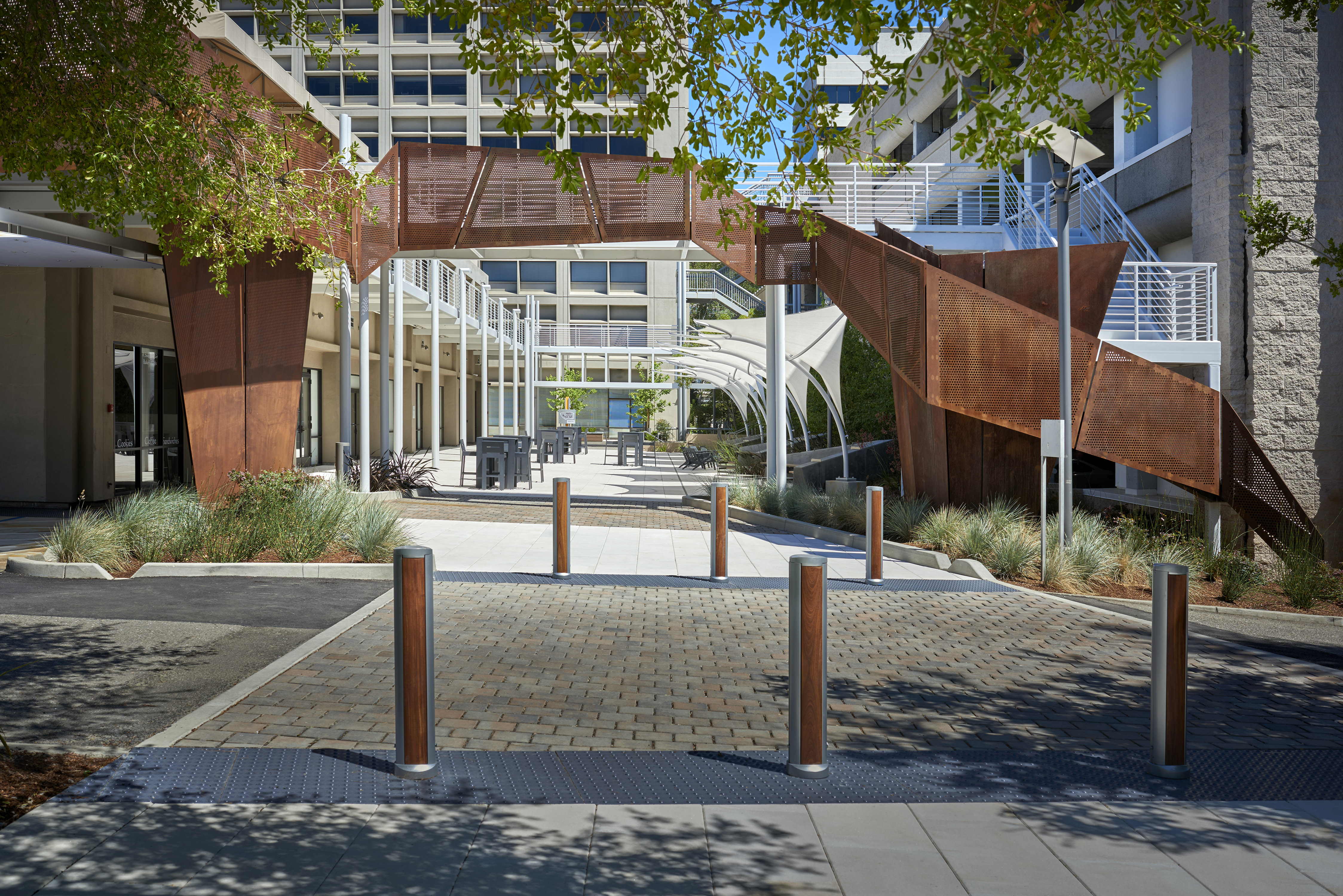 Corten Ribbon | Walnut Creek 的锈色钢铁艺术入口-11