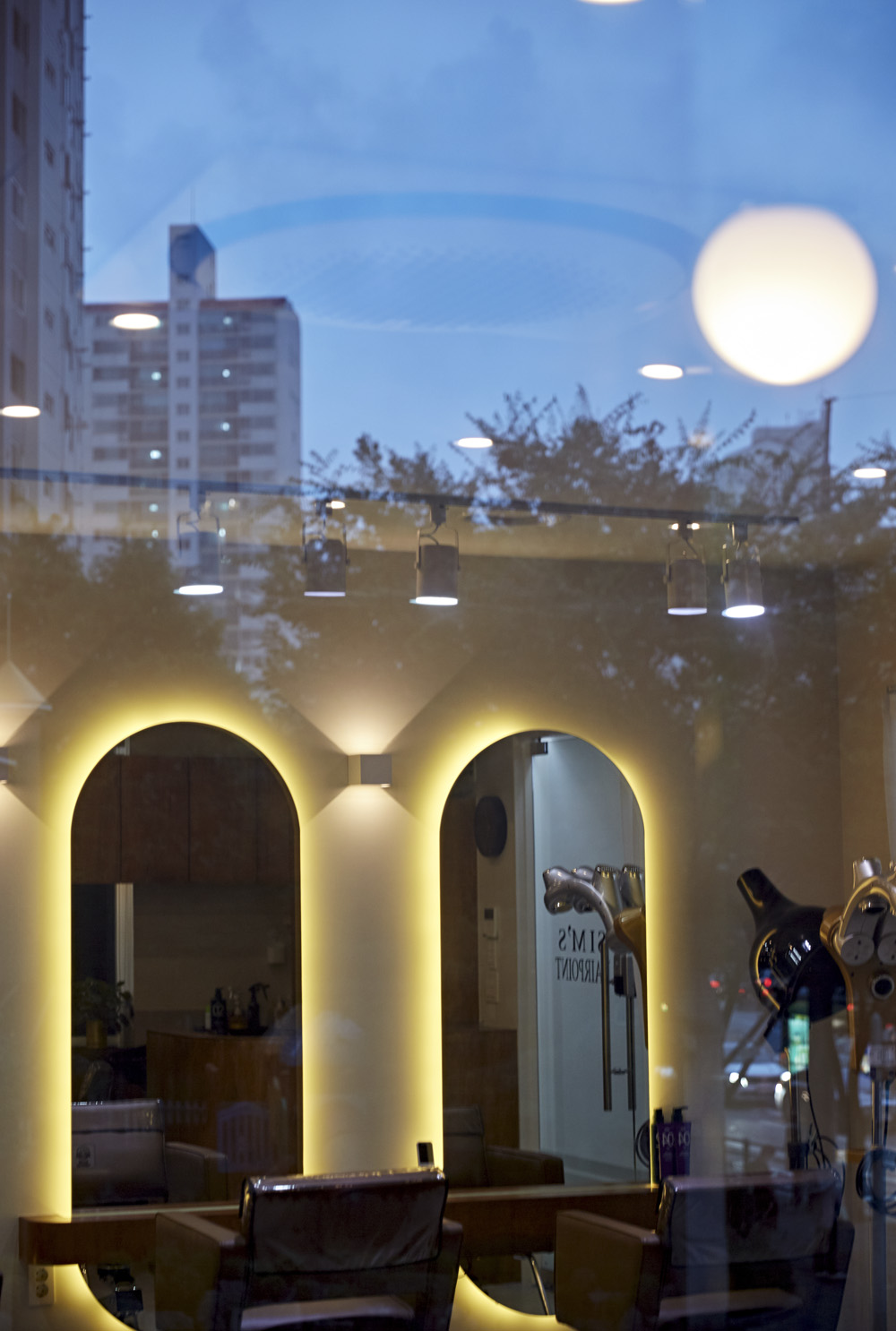 照明点缀的 10 坪个性美妆空间-16