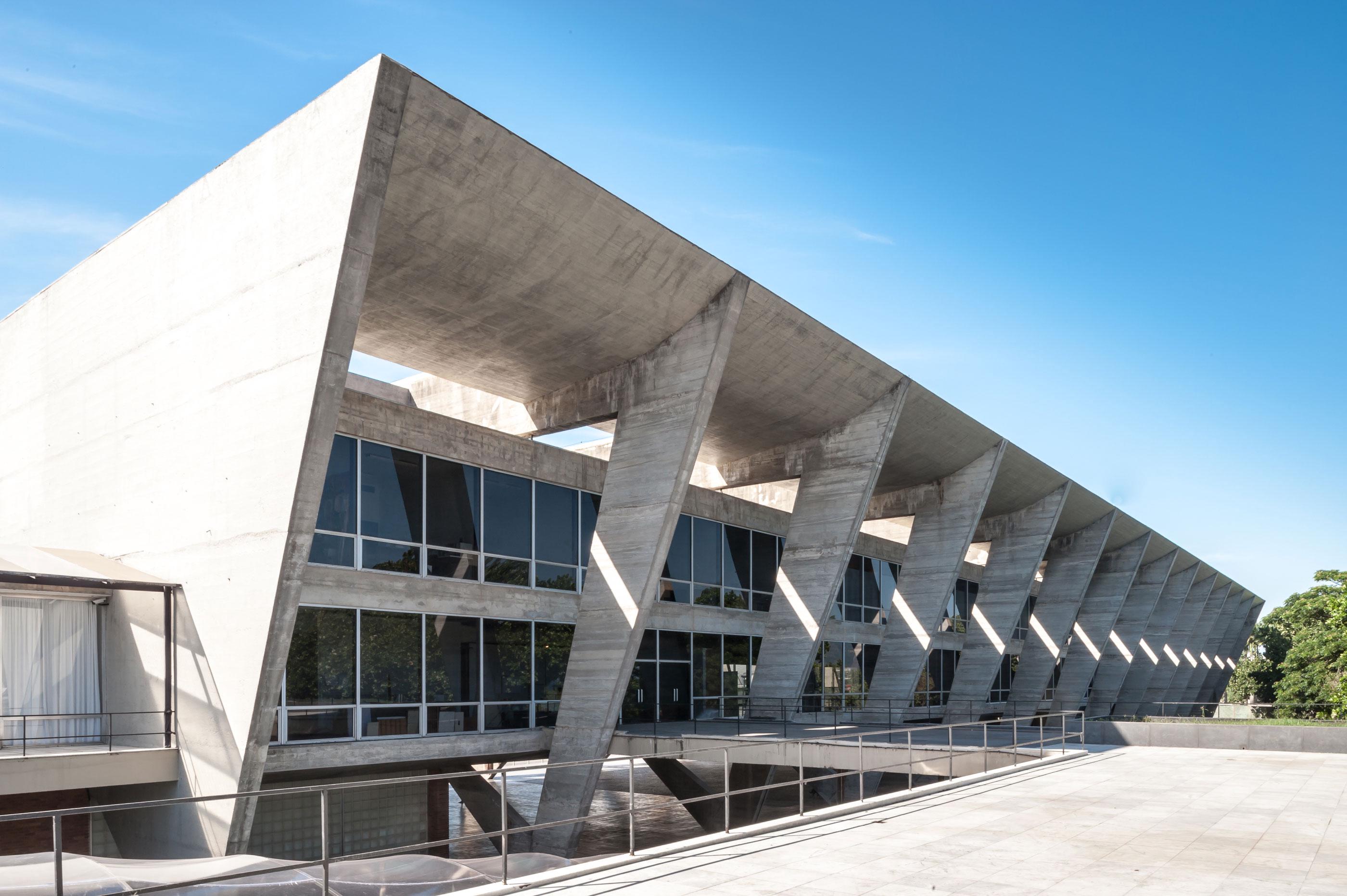 巴西里約熱內盧現代藝術博物館：建築大師 Affonso Eduardo Reidy 採V形柱列、懸吊樓板，打造現代主義建築經典 | FAM-40