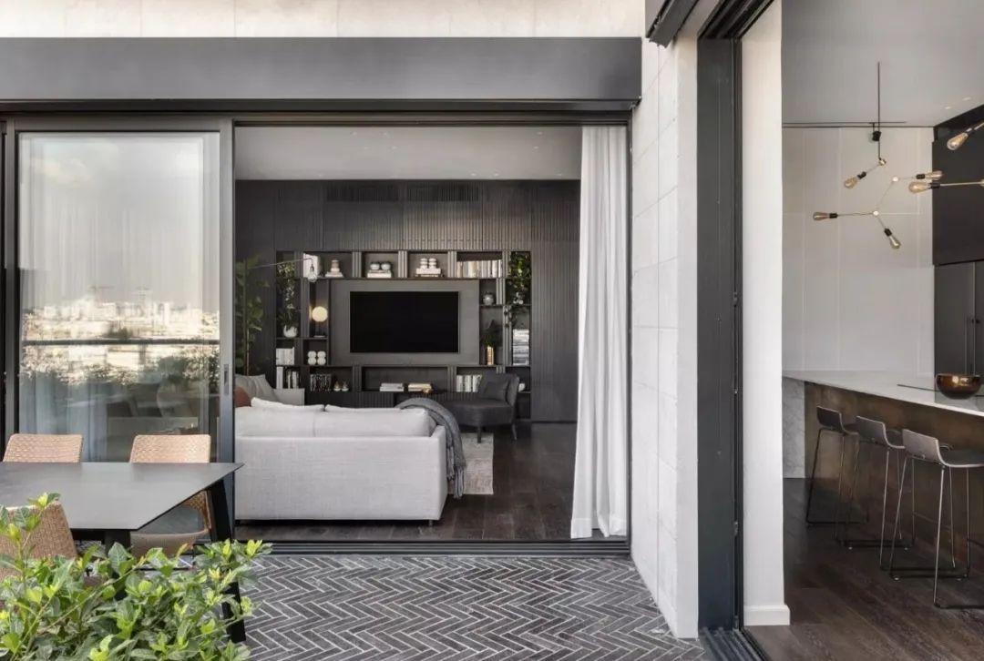 Aviram Kushmirski 打造轻奢风空间，黑白色调与实木地板的完美搭配-115