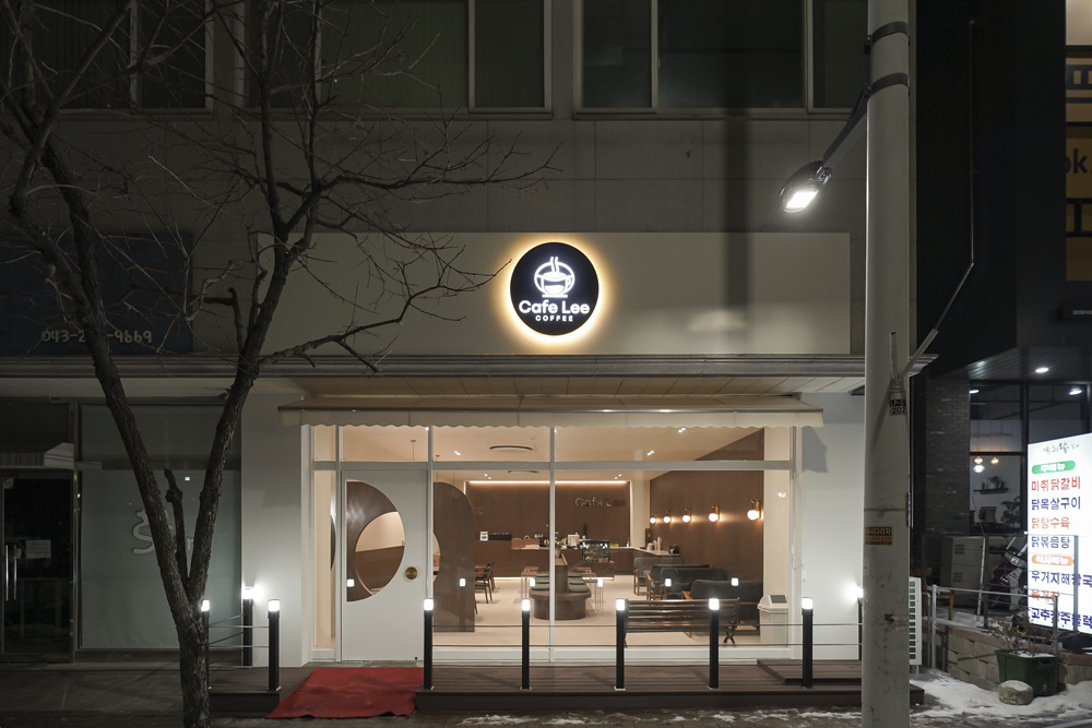 白色与木质，打造 36 平米的极简咖啡厅-2